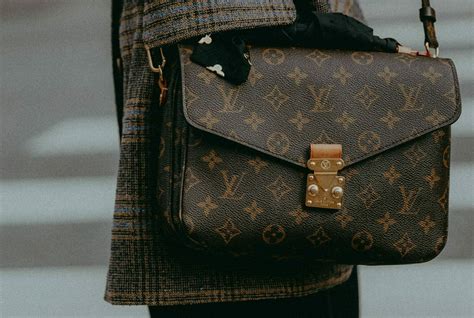 neppe louis vuitton sjaal herkennen|10 Manieren om een Neppe Louis Vuitton tas te Herkennen.